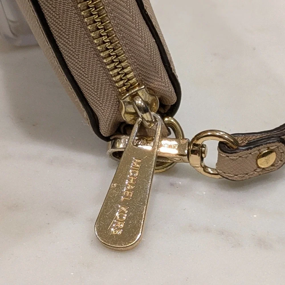 Michael Kors Jet Set Travel Wallet Women OS Beige Saffiano Leather Zip Around